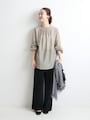 体が泳ぐようなゆとりのある着映えブラウスは一枚あると便利　出典：WEAR