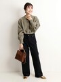  ふわふわニットの甘さを引き締めるブラックデニム　出典：WEAR