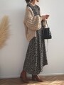 フェミニンな柄ワンピースは目立ちすぎないカラーでシックに　出典：WEAR