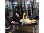 仰向けで片方の膝を両手で抱えます。