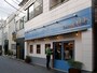 ブルーの外観が目印。他のお店の入口をふさがないように並んでください
