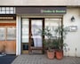 「スリーペンギンズ コーヒー＆ロースター」カーテンがめくれていたらオープンしているサイン