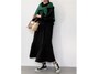 たっぷりした生地感とロング丈、旬のバンドカラーで大人向け　出典：WEAR