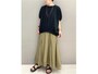 少し裾が絞ってあるものなら対比でほっそり見える効果も　出典：WEAR