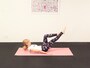 手順5：さらに片脚を伸ばし、腰が床につき過ぎないように注意