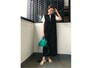 モノトーンコーデに差し色をプラスすれば、失敗知らずでおしゃれ見え　出典：WEAR