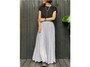 華奢なロングネックレスと揺れ感のあるスカートでエレガントに　出典：WEAR