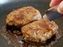 ハンバーグの上から付属のタレと日本酒をかけて少し煮詰めれば完成