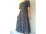 「フラワーVネックフロントボタンワンピース」はシックな色の小花柄＆五分袖で大人向け　出典：WEAR