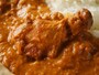 成城石井のバターチキンカレーには大きな骨付き肉がごろっと入っている