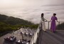 空中にせり出した1階では、雲海を最も近くから観賞可能。2階は屋根のあるソファースペース、3階は遠方までの絶景を楽しめます(提供：星野リゾート)
