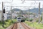 衣笠駅を発車して単線区間に入る電車