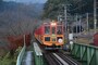 到着する列車
