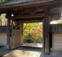 総門越しに見える木々の色づきも美しい