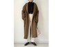 【OKコーデ】パンツが白なら、あとは暗めの色使いでもバランスが取りやすい　出典：WEAR