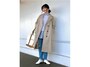デニムを大人っぽくまとめてくれるトレンチコート　出典：StyleHint