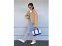 丈の長いトップスに重ねても使いやすい　出典：StyleHint