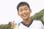牛乳を持つ少年