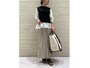 総柄のプリーツスカートでワンツーコーデにおしゃれ感をプラス　出典：WEAR