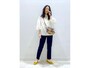 【OKコーデ】白のコットンブラウスならデニム＆ぺたんこ靴でもおしゃれ　出典：WEAR
