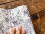 ダイソーの「リメイクシート【大理石風】光沢タイプ」は光沢があってツルツルしている