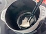 鍋の表面が乾いたようになったら油を塗る