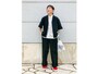 リネンのセットアップに、たくさん歩けるよう足元はスニーカーで　出典：WEAR