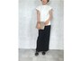 首元が詰まったデザインでデコルテの削げをカバー　出典：WEAR