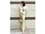 シンプルなワンツーコーデも甘めブラウスで華やかに　出典：WEAR
