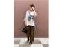  ゆったりしたノースリーブT＆パンツのコーデにはシャツをたすき掛けしても　出典：WEAR