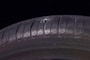 クギが刺さったタイヤ