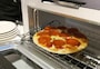 ピザはチーズとソースはトロリとしながらも、生地のふちはパリッと仕上がっています