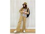 ハットと洋服を同系色で揃えて秋の大人カジュアルコーデ　出典：StyleHint