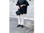 黒のオーバーサイズシャツには細めの白ボトムスでバランスを取って　出典：WEAR