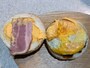 セブンイレブンの「ベーコンエッグバーガー」のベーコンと目玉焼き。ソースもたっぷり