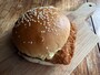 「濃厚たまごのタルタルフィッシュバーガー」の白身魚のフライは大きめサイズ