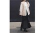 モノトーン＆素材感のミックスで黒のロングスカートを軽やかに　出典：WEAR