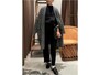 中に着るコーデをブラックで統一し、縦長にすらっと見せて　出典：WEAR