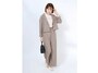 ベージュ系のジャケット＆パンツのセットアップがあると万能です　出典：WEAR