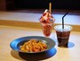 横浜ナポリタン（モッチリーニ）（1300円）、ベリーサンデー（1100円）、水出しコーヒー（M530円、L630円）※すべて税込