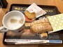 ホットサンドとカフェラテ、ハッシュポテトの組み合わせ