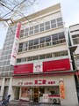 横浜センター店は1938年に完成したA・レーモンド設計によるモダニズム建築。現存するなかで一番歴史ある店舗