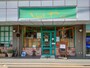 グリーンの看板が印象的な「パティスリーヴェルプレ」