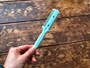 ダイソーのすきバサミ「ヘアカッター」を手で持ったときのイメージ