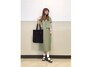 オープンカラーシャツとワンピースをセットで着ると統一感アップ　出典：StyleHint