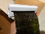「くるくる海苔パンチ」の穴にのりを入れる