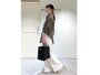 ダークカラーのシャツで白のワイドパンツを引き締めて　出典：WEAR