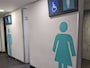 メキシコシティ国際空港のトイレの入り口。ピクトグラムも日本と変わらない（※写真撮影：由比理恵子）