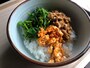 納豆、スクランブルエッグ、青菜をのせた3食丼