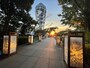 灯籠と展望灯台、西の海に沈み行く夕日